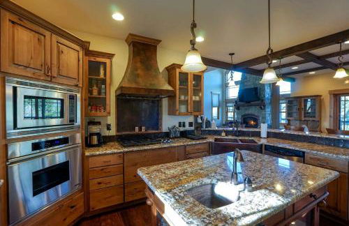 Scenic Mountain Cabin with Creekside Deck & Outdoor Fireplace near North Meadow Creek, Montana - Foto 16