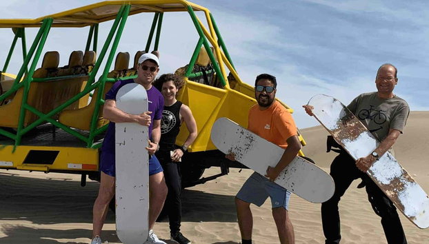 Excursión a las islas Ballestas y Huacachina + Vuelo sobre las Líneas de Nazca - Foto 5, Listos para deslizarnos en sandboard por las dunas