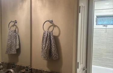 Quiet Forest Vacation home on a Private Road with Spacious Patios, Fire pit, Pet friendly and a Private pool - Foto 6