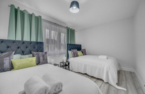 3 Bedrooms Homely House in Motherwell Sleeps 8 comfortably with 6 double beds Near Glasgow Edinburgh Free Private Parking Business Travellers Contractors Holiday Goers Near all Major transport links - Foto 8