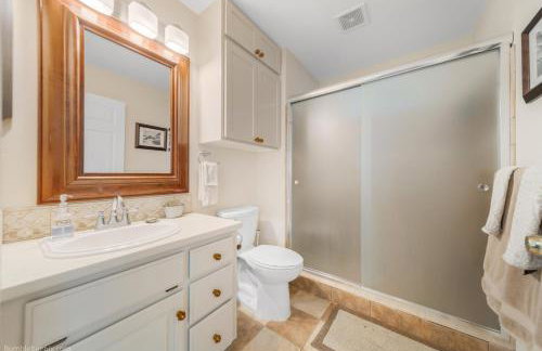 CDA Getaway! King Beds, Gear Storage, RV & Trailer Parking, 1 Mile to the Lake! - Foto 11