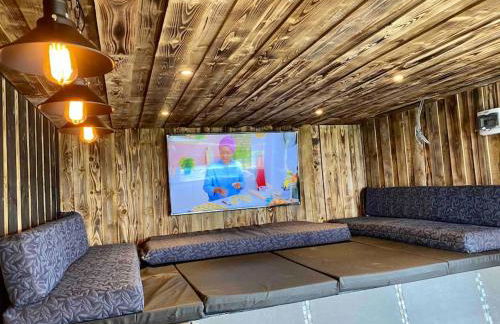 Luxury Accom with Amazing Views over Rudyard Lake - Photo 16