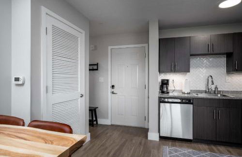 Fourth & River - Top-Floor condo with River Views - 3 King Suites - Foto 10