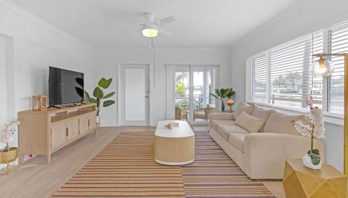 Waterfront Oasis 2BR 2BA with Pool, Gym, Balcony & Parking - Foto 3