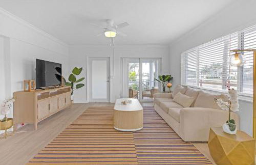 Waterfront Oasis 2BR 2BA with Pool, Gym, Balcony & Parking - Foto 3