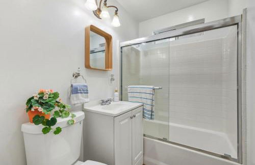 Spacious 4BR House Free Parking w Backyard BBQ - Foto 16