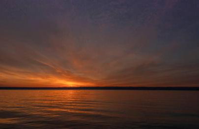 Waterfront retreat w/ wraparound deck & BBQ - Foto 14