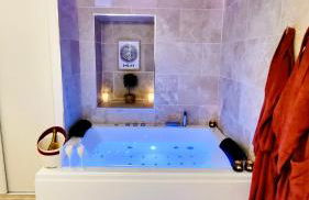 - LA SUITE DELOS - JACUZZI 2 PLACES - CENTRE VILLE A PIED - LIT QUEEN SIZE - PARKING PRIVÉE - WIFI - City Center within walking distance - - Foto 18