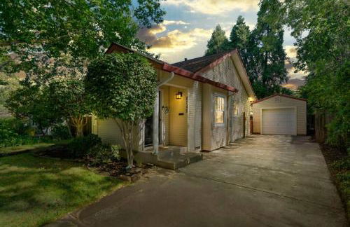 East Sac Getaway, Walking Distance to Hospitals - Photo 35