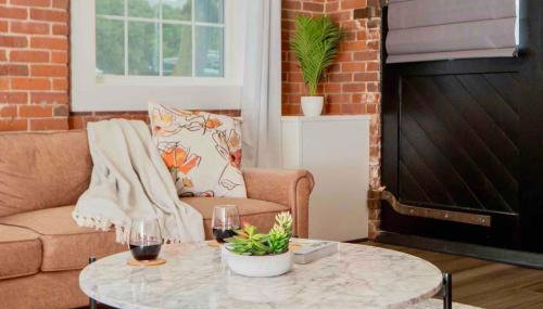 Jennifer's Historic Loft Glass Bedroom - Foto 3