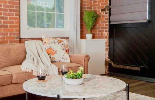 Jennifer's Historic Loft Glass Bedroom - Foto 3