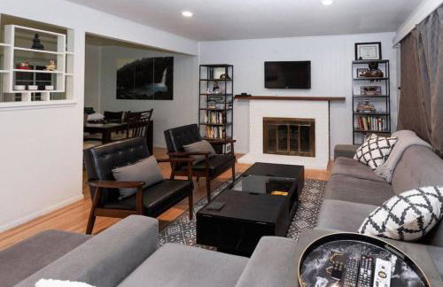 SunHouse 1410sqft BBQ 3xTVs Pets W/D Backyard - Photo 18