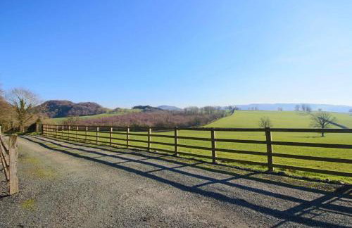 Mid-Wales Farmhouse, swimming pool, tranquil countryside views, sleeps 14 - Foto 54