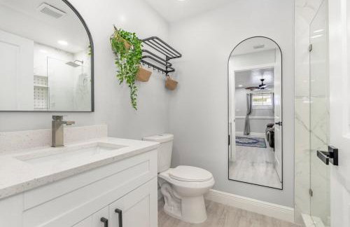 Elegant Retreat Near Downtown and Beach - Photo 3
