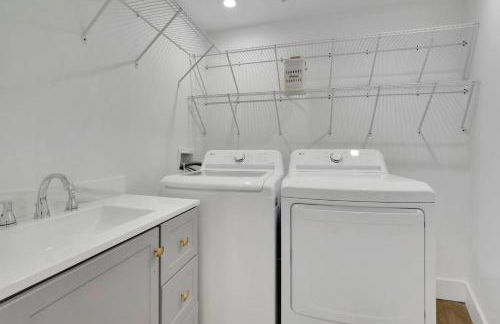 Luxury 7BR Buckhead Oasis w Pool Gameroom Firepit - Foto 71