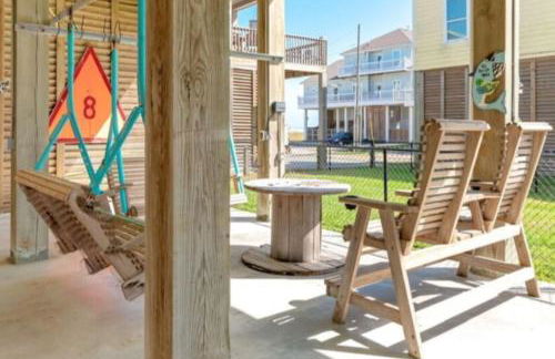 Steps to Shore! Just Beachy Home with Deck and Views - Foto 31