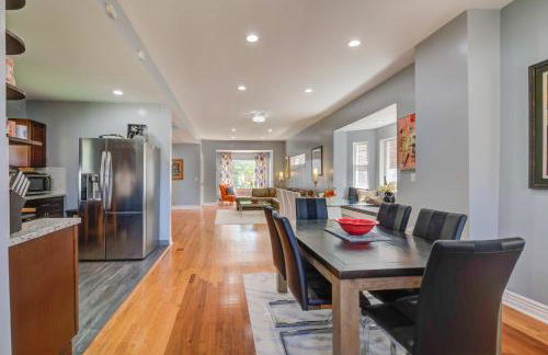 Spacious 5-BR House near Transit w Parking - Foto 1