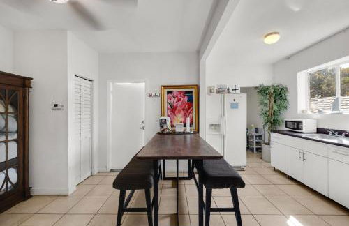 Artful 4BR Family Retreat - Foto 16