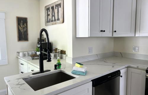 Main House - 3 Story 5 Bed 3 Bath Private Deck Courtyard Pet Friendly fee applies - Photo 4