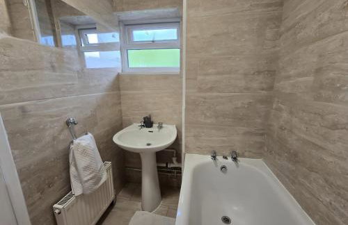 2ndHomeStays- Willenhall-A Serene 3 Bed House with a Garden View-Suitable for Contractors and Families-Sleeps 9 - 7 mins to J10 M6 and 21 mins to Birmingham - Foto 41