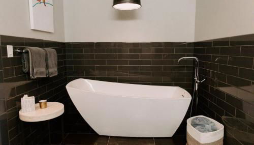 Stylish Main St Loft with Balconies and Garage - Foto 5