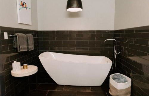 Stylish Main St Loft with Balconies and Garage - Foto 5