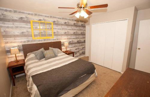 Hip & Cozy to Explore the City or Catch a Game - Foto 1