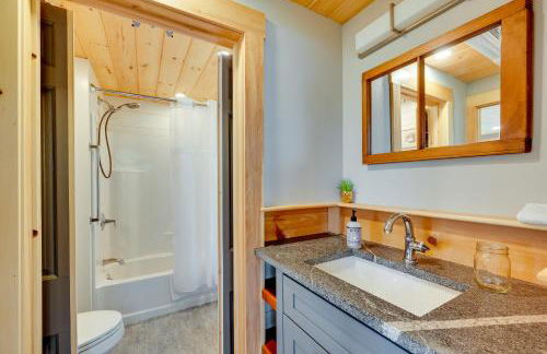 Lakefront Lovell Home with Dock Walk to Town Beach! - Foto 13