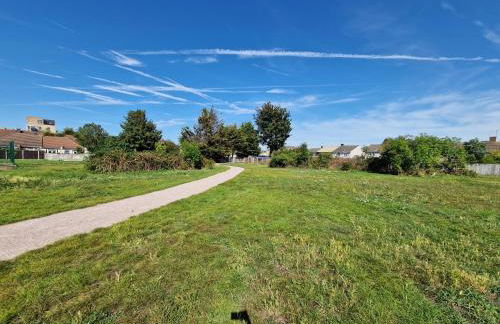 Lovely 4 bed house with patio & bbq - Photo 23