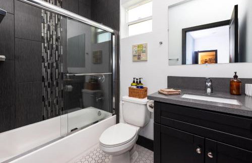 Spacious Luxury Villas in the heart of LA! Free parking and Jacuzzi - Photo 12