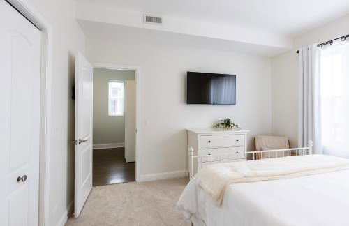 Uptown Bright & Modern Apt - Steps to Lake, Train, Amazing Food & Free Parking - Photo 32