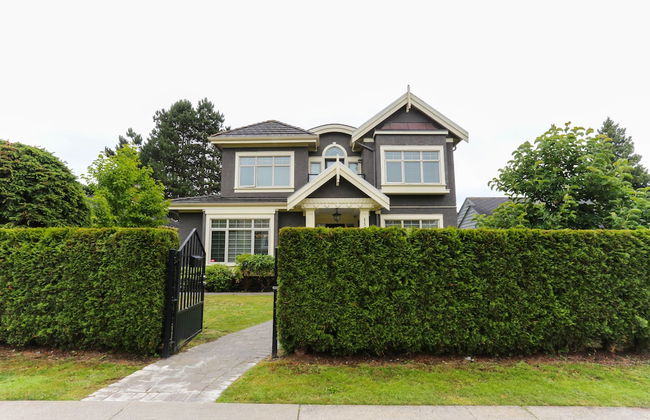 Grand 4 Bedroom Vacation House near Vancouver Downtown - Photo 32