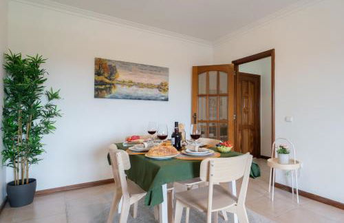 Sunny Cozy Flat w/ Terrace - São João - Foto 20