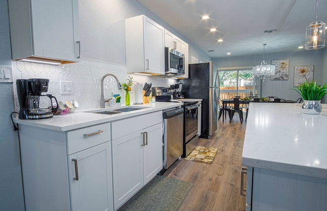 Escape to 4br/3ba Brand New Downtown Home - Foto 12