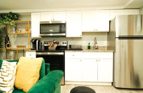 Modern 1BR Unit with Free Parking Walk to Metro - Foto 9
