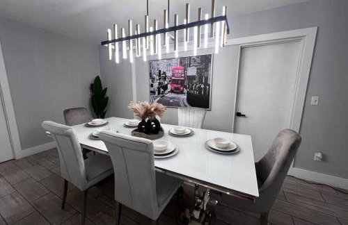 Luxurious Westchester Home Near Miami Clinics - Photo 49