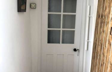 Lyme Clifftop Hideaway - Photo 2