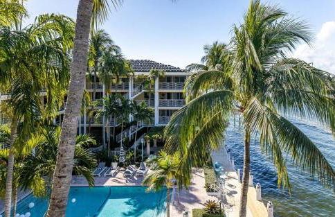 Waterfront Oasis 2BR 2BA with Pool, Gym, Balcony & Parking - Foto 33