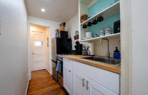 Breezy 1BR Retreat Walk to UofA and Spring Fun - Foto 39