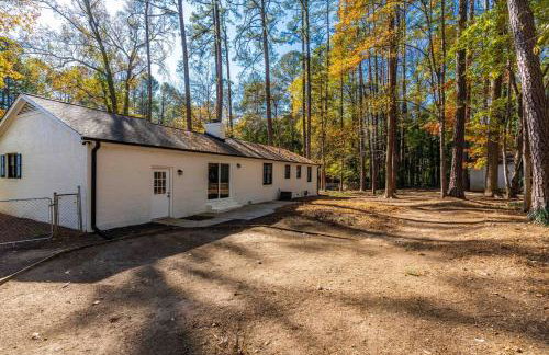 Perfect cute home in Garner with firepit & king bed - Foto 34