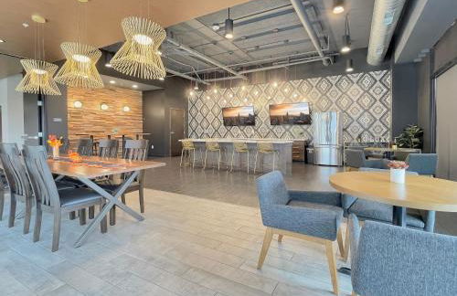 2 BR Dwntwn Apt with Hot Tub - Foto 12