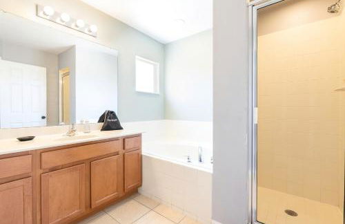 Family Retreat 6BR Villa with Private Pool, Spa & Theater near Disney - Foto 27