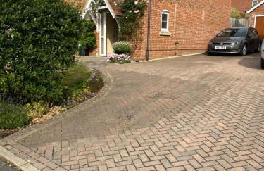 Bright, modern & close to historic town - Photo 13