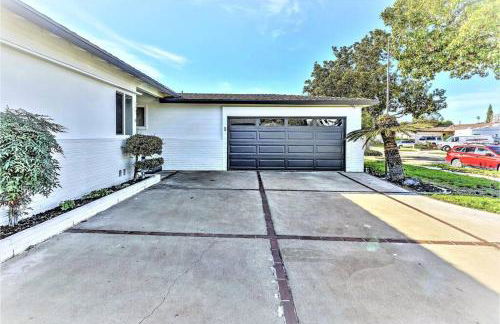 NEW Lux 5BR Villa Near Disney, Knotts, LA, OC with Hot Tub & Games - Photo 10