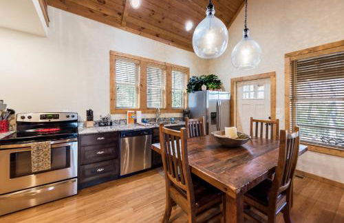 Stone's Throw Bungalow-- Hot Tub, Modern & Updated, Sleeps 2 - Foto 38