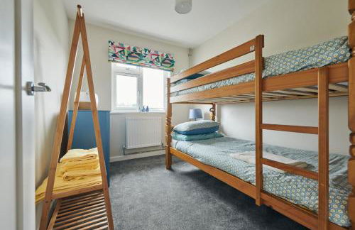 Lloret, Contemporary Retreat with Hot Tub & Waterside Views - Photo 16