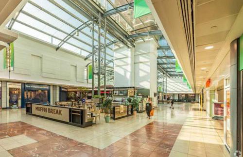 Morden flat close to DLR station with free parking and brand new bed and quality mattress adjacent to metro station also close to O2 and Excel via Cable Car - Foto 11