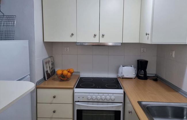 1-bed House Sleeps 4 - Free Parking, Patio, Wifi - Photo 4