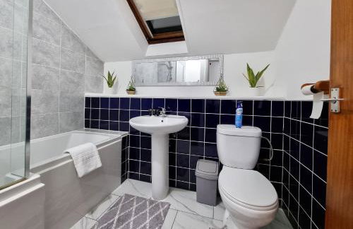 *F1*5GH* Setup for your most relaxed & amazing stay + Free Parking + Free Fast WiFi * - Foto 76