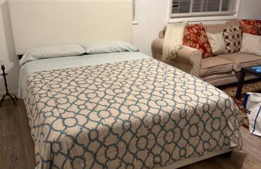 Walk to 2 metro's, furnished studio, private, parking, wifi. - Foto 4